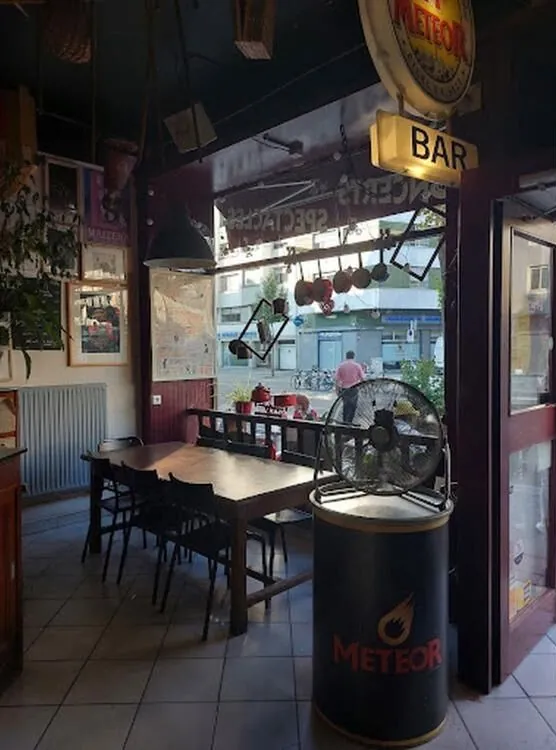 L’entrée sous l’enseigne « Bar »