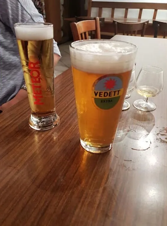 Deux bières pression sur une table en bois